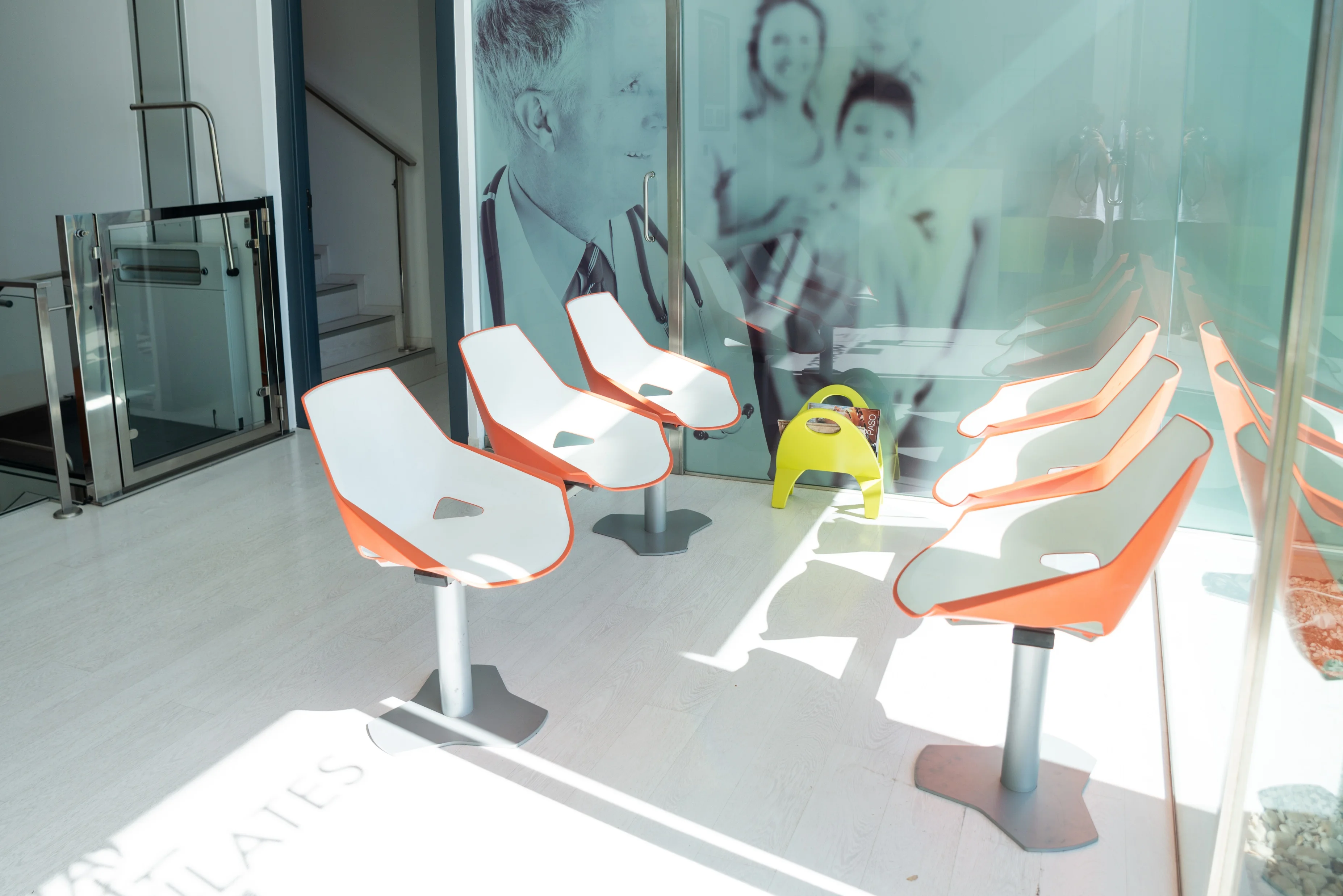 sillas en la sala de espera de la clinica seres