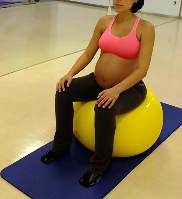 Instructor guiando ejercicios a pasciente embarazada
